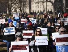 Des manifestants protestent devant la Maison Blanche, contre la décision de Donald Trump de décréter "l'urgence nationale", le 18 février 2019