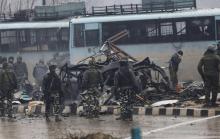 Bus endommagé après l'attaque contre un convoi des forces indiennes près de Srinagar au Cachemire indien le 14 février 2019