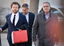 Pascal Fauret (d) et Bruno Odos (c), accusés d'avoir participé à un trafic de cocaïne, arrivent à la cour d'assises d'Aix-en-Provence accompagnés de l'avocat Antoine Vey, le 18 février 2019