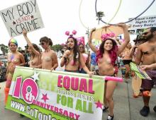 Des manifestants à l'occasion du "Go Topless Day" à Venice Beach (Californie) le 26 août 2017