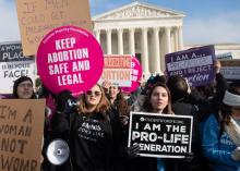 Des défenseurs et des opposants au droit à l'avortement devant la Cour suprême des Etats-Unis à Washington le 18 janvier 2019
