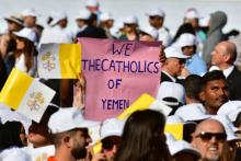 Des chrétiens du Yémen assistent à une messe du pape François dans un stade d'Abou Dhabi au dernier jour de sa vsisite aux Emirats arabes unis le 5 février 2019
