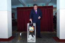 Le président du Tadjikistan Emomali Rakhmon vote lors d'un référendum sur les changements constitutionnels, le 22 mai 2016 à Douchanbe