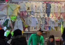 Des vêtements pour bébé en vente à Séoul, le 21 décembre 2017