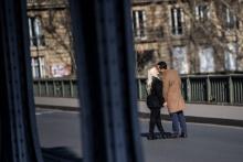Un couple sur le pont Bir Hakeim à Paris le 14 février 2019