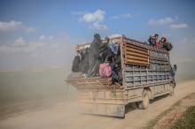 Un convoi de camions transporte des personnes qui ont fui le dernier bastion du groupe Etat islamique en Syrie, près de Baghouz, le 22 février 2019