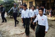 Des étudiants birmans, condamnés pour avoir brûlés des portraits de ministres, à la sortie du tribunal de Mandalay, le 13 février 2019
