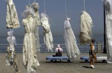 Des robes de mariée accrochées sur des palmiers à Beyrouth dans le cadre d'une campagne pour abolir 
