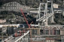 Le Premier ministre italien Giuseppe Conte à Gênes sur le site du pont effondré le 8 février 2019