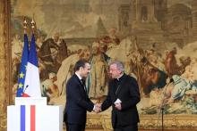 Le nonce apostolique en France, Luigi Ventura (d), serre la main d'Emmanuel Macron à l'Elysée, le 4 janvier 2018