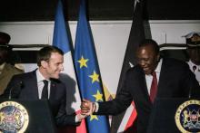 Le président français Emmanuel Macron (à gauche) serre la main de son homologue kényan Uhuru Kenyatta le 13 mars 2019 à Nairobi