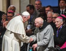 Le pape François (G) salue le père Jean-Pierre Schumacher (D), dernier survivant du massacre de Tibéhirine perpétré en Algérie en 1996, lors d'une célébration dans la cathédrale de Rabat au Maroc, le 