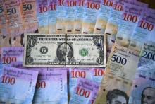 La dollarisation de fait de l'économie quotidienne au Venezuela renforce l'idée d'une société à deux vitesses où la survie repose sur le billet vert