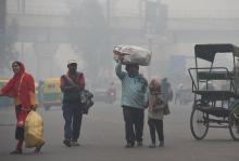Une famille indienne dans les rues polluées de New Delhi, le 5 novembre 2018