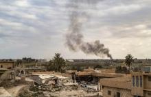 Panache de fumée après un bombardement sur le dernier réduit du groupe Etat islamique (EI) en Syrie le 15 mars 2019