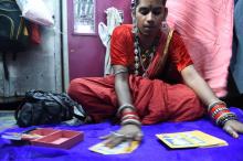La cartomancienne transgenre Zoya Lobo lit des cartes oracles lors d'une interview avec l'AFP, le 18 mars 2019 à Bombay, en Inde