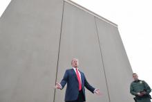 Le président américain Donald Trump examine des prototypes du mur qu'il veut ériger à la frontière avec le Mexique, le 13 mars 2018 à San Diego, en Californie