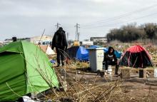 Des migrants installés près du port de Calais le 18 février 2019