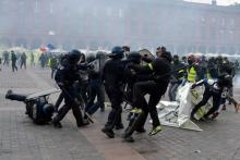 Violences lors de la manifestation des "gilets jaunes" du 12 janvier 2019 sur la place du Capitole, à Toulouse