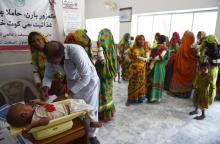 Un médecin vérifie le poids d'un enfant à l'hôpital pakistanais de Mithi, le 25 mai 2018