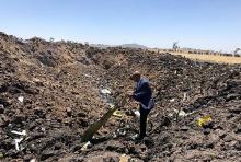 Photo provenant du compte Twitter de la compagnie Ethiopian Airlines, le 10 mars 2019, montrant un homme inspectant les débris supposés de l'avion qui s'est écrasé faisant 157 morts près de Bishoftu, 