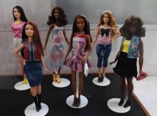 Des prototypes de poupées Barbie sont présentés dans l'atelier de Mattel à El Segundo, le 7 décembre 2018