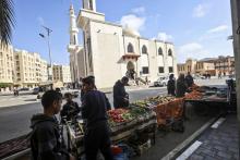 Les Palestiniens achètent des légumes à Khan Younès dans la bande de Gaza, le 20 novembre 2018. Le prix des tomates a triplé depuis février 2019 à Gaza. Le Hamas, en difficulté financière, a augmenté 