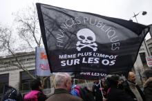 Des agents des finances publiques manifestent près du ministère de l'Economie et des Finances le 14 mars 2019 à Paris