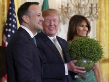 Le Premier ministre irlandais Leo Varadkar avec Donald et Melania Trump à la Maison Blanche le 15 mars 2018