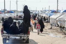 Des femmes voilées arrivent au camp de déplacés Al-Hol dans la province de Hassaké, dans le nord-est syrien, où ont été transférés des civils et des familles de jihadistes du groupe Etat islamique (EI
