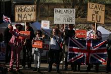Des militants pro-Brexit manifestent devant le Parlement à Londres le 27 février 2019