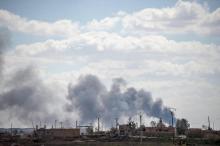 Des colonnes de fumée s'élèvent le 2 mars 2019 du dernier carré contrôlé par les jihadistes du groupe Etat islamique à Baghouz dans l'est de la Syrie, cible d'un assaut de forces arabo-kurdes syrienne