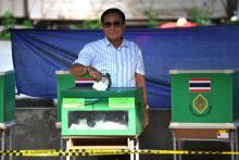 Le Premier ministre thailandais Prayut Chan-O-Cha vote dimanche 24 mars 2019 à Bangkok