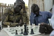 Des joueurs d'échecs s'affrontent au club Munuki, à Juba au Soudan du Sud, le 2 mars 2019