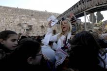 Une militante du mouvement Femmes du mur prie devant le Mur des Lamentations à Jérusalem, portant phylactères et châle de prière, le 8 mars 2019