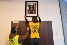 Des militants écologistes décrochent le portrait d'Emmanuel Macron de la mairie de Saint-Sébastien-sur-Loire (Loire-Atlantique), le 4 mars 2019