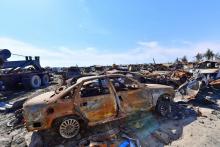 Des véhicules calcinés dans ce qui fut la dernière poche du groupe Etat islamique (EI) à Baghouz, dans l'est de la Syrie, le 23 mars 2019