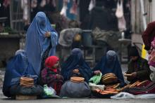 Des Afghanes en burqa vendent du pain dans une rue de Mazar-i-Sharif, le 31 janvier 2019