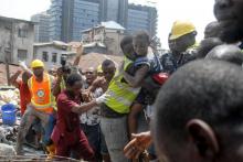 Les secours sauvent un enfant piégé dans un immeuble effondré de Lagos le 13 mars