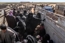 Des milliers d'hommes, femmes et enfants fuient le dernier bastion du groupe Etat islamique (EI) à Baghouz, dans l'est de la Syrie, le 6 mars 2019