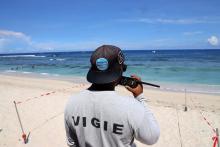 Un membre de la "vigie" requin à Saint-Gilles-les-Bains, à la Réunion, le 23 février 2019