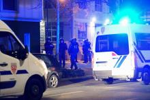Des policiers à proximité de leurs véhicules le 3 mars 2019 à Grenoble, où les tensions sont montées après que deux jeunes se sont tués à scooter alors qu'ils étaient poursuivis par la police