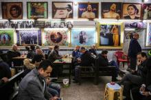 Des Irakiens attablés au café Oum Kalthoum à Bagdad, dans la rue Rachid, sur fond de photos de la diva arabe, le 20 janvier 2019