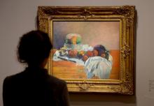 Un visiteur regarde le tableau de Paul Gauguin, "Nature morte au couteau" (1901) pendant une visite de l'exposition de la collection Emil Bührle au Musée Maillol à Paris, le 18 mars 2019