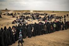 Des femmes et des enfants attendent d'être fouillés par les Forces démocratiques syriennes après avoir quitté le dernier réduit du groupe Etat islamique, à Baghouz, dans l'est de la Syrie, le 5 mars 2