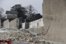 Le mur d'enceinte de la prison de Poissy (Yvelines) après son effondrement, le 28 mars 2019
