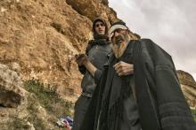 Un vieil homme blessé à l'oeil gravit une falaise pour fuir le dernier réduit du groupe jihadiste Etat islamique en Syrie à Baghouz, le 14 mars 2019
