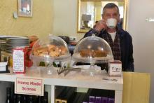 Le Britannique Adrian Cattermole boit un thé dans son café à Eymet dans le sud-ouest de la France le 13 mars 2019