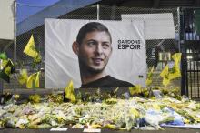 Des fleurs, des messages et des bougies ont été déposés devant un portrait géant du footballeur argentin Emiliano Sala à l'extérieur du stade de La Beaujoire avant le match de Championnat entre Nantes