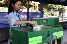 Une Thaïlandaise dépose son bulletin de vote dans une urne à Bangkok le 24 mars 2019